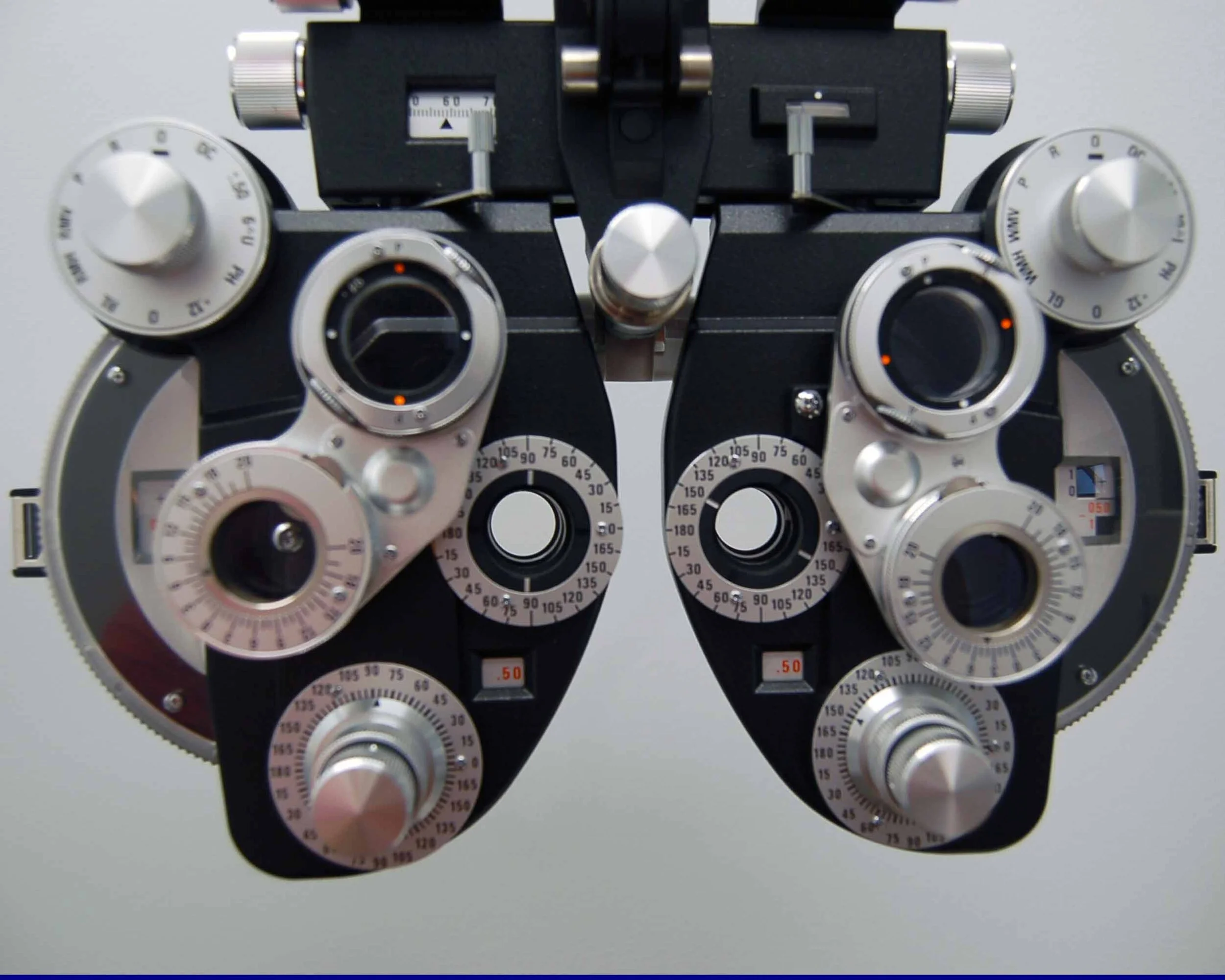 Mediacl Devise to look into a patients eye