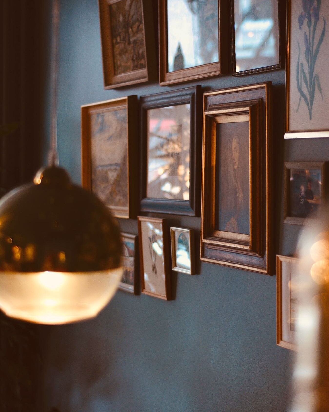 Enhanced Comfort: Colors, textures, and lighting can profoundly influence our mood and well-being.

Here&rsquo;s a cozy detail of one of our restaurant projects in Stockholm @varpizza. With handpicked re-used lamps and art wall, making it as sustaina