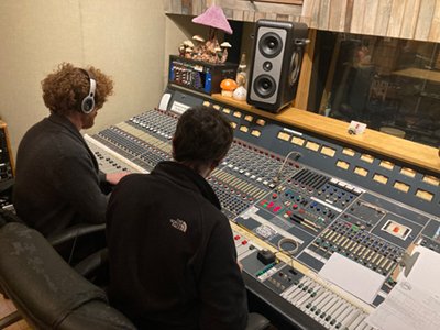 _Bobby_Tis_and_Brian_Speiser_mixing_at_TTB_Studio_by_AR.jpg