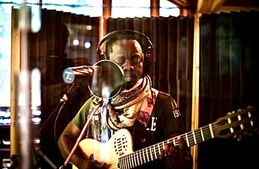   Elie in recordi ng studio 