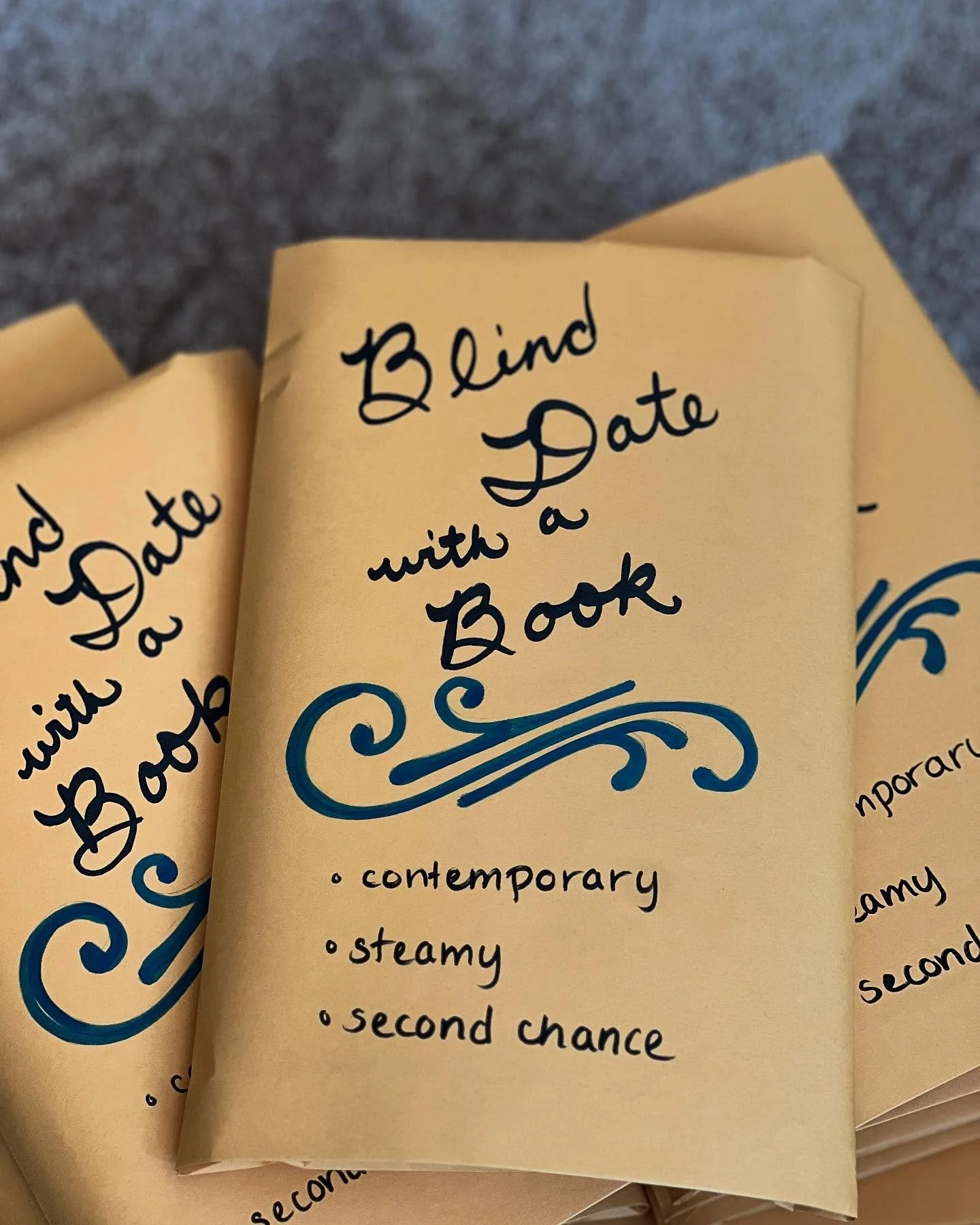 It&rsquo;s conference season which means I&rsquo;m getting my swag ready. 💙 On a sidenote, the smell of sharpies and manilla folders took me right back to education 👩🏻&zwj;🏫 
#indieauthor 
#romanceauthor
#rwaconference #blinddatewithabook
