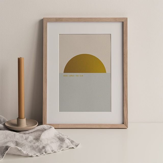 Here comes de sun available in sizes: A5 and 30x40cm print: Giclée fine art on high quality 300grbHahnemüele German etching paper #minimondayslondon #artwork #print #bw #gicleeprint #letters #typography #kidsinterior #minimal #graphic #colors #nurs
