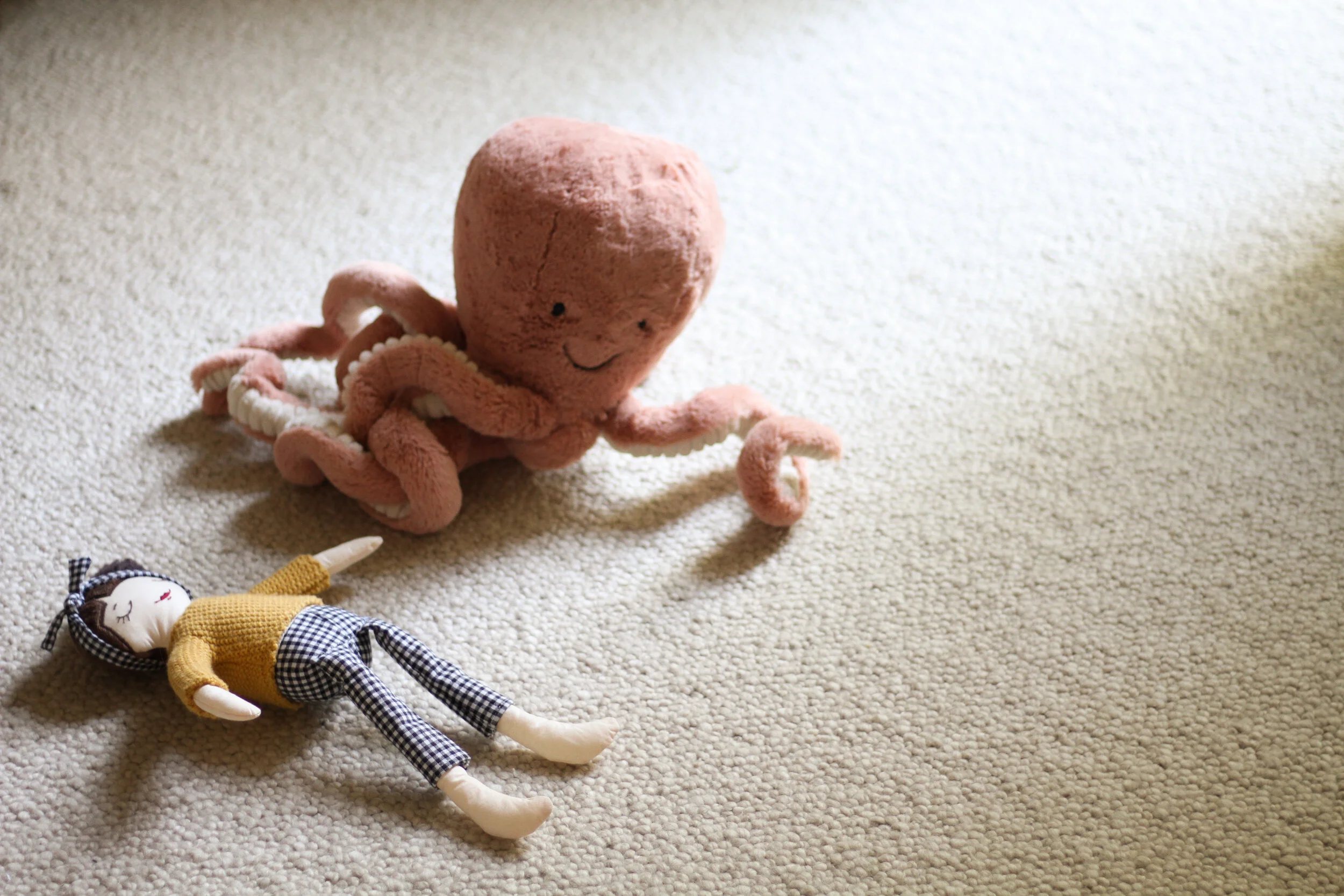 Bedroom Flooring : Hardwood vs. Carpet