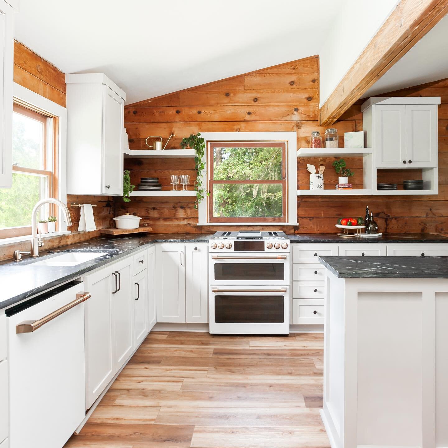 Happy Friday! This stunning kitchen renovation in this log cabin is the perfect example of how to combine modern style with rustic charm. The soft greige cabinets and soapstone countertop give this kitchen a clean and contemporary look, while the ori