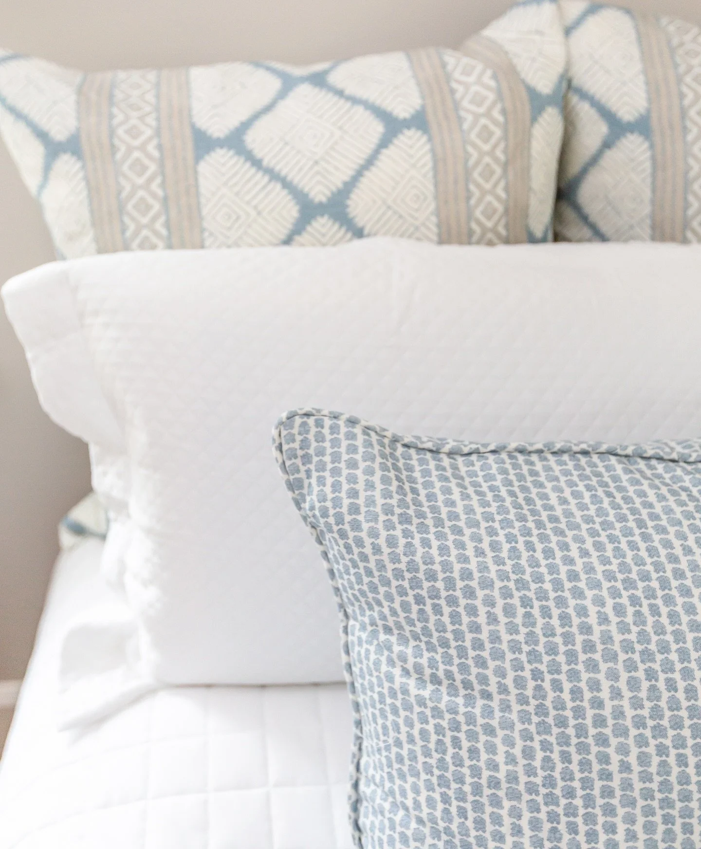 ✨ No Monday Blues Here ✨

This custom bedding in blue, white, and tan keeps things simple, stylish, and inviting. #IndigoAlleyInteriors Photography by @calliecocreative