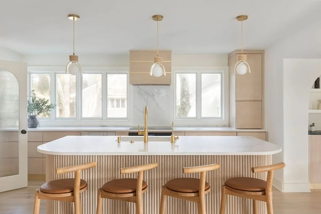 Bright, beautiful, and built to last. This custom contemporary kitchen features warm white oak cabinets, elegant reeded island details, and plenty of natural light ☀️ Ready to design a space that is as functional as it is beautiful? Let&rsquo;s make 