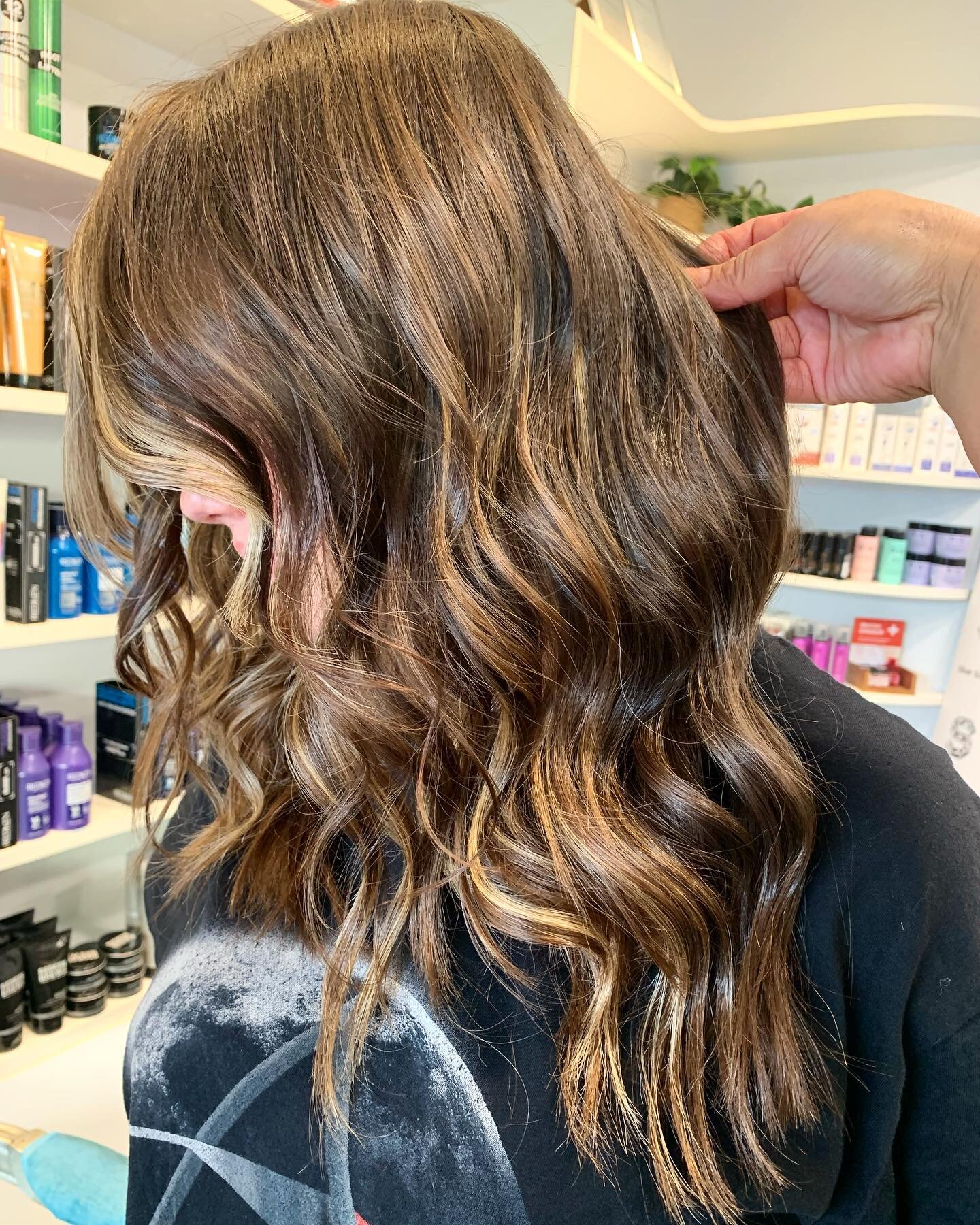 Less is more 🌟
Audrey created this look with only 10 foils giving this client just the right amount of brightness!

#ghd #ghdcurls #schwarzkopf #babylights #salon #morrinsville
