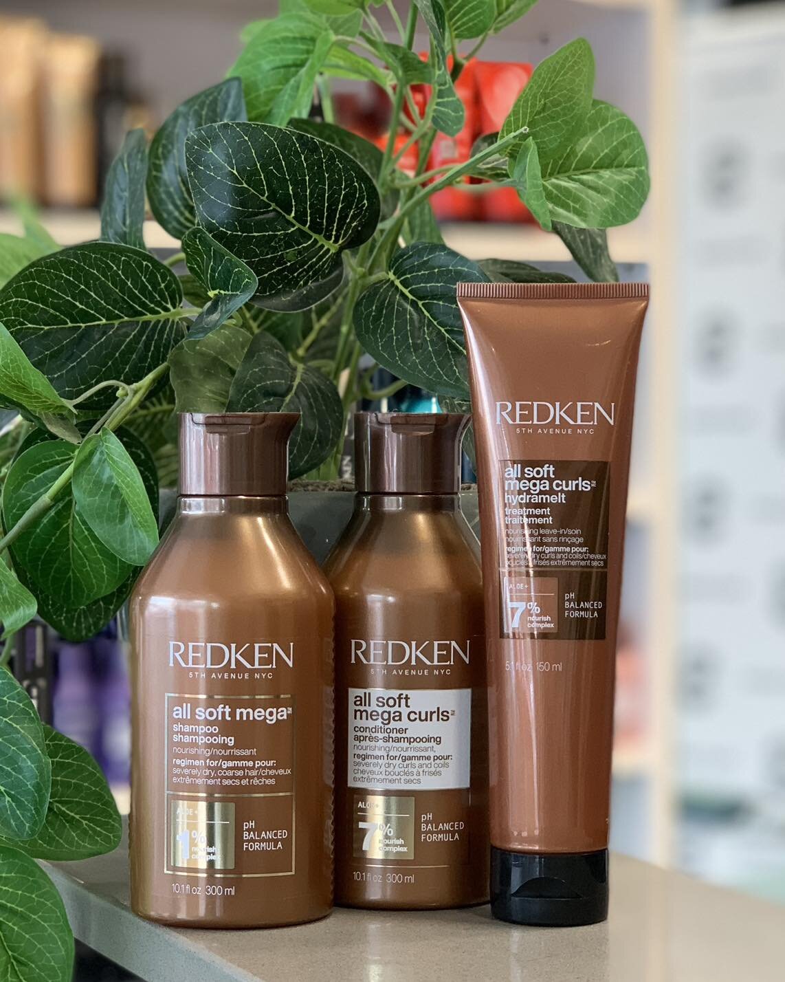 Redken All Soft Mega Curls!
Redken&rsquo;s newest curl range locks in the moisture, provides smoothness and softness all day long, detangles, moisturises, strengthens and improves manageability leaving bouncy, defined curls!! 🌿🌸

#redken #curly #ha