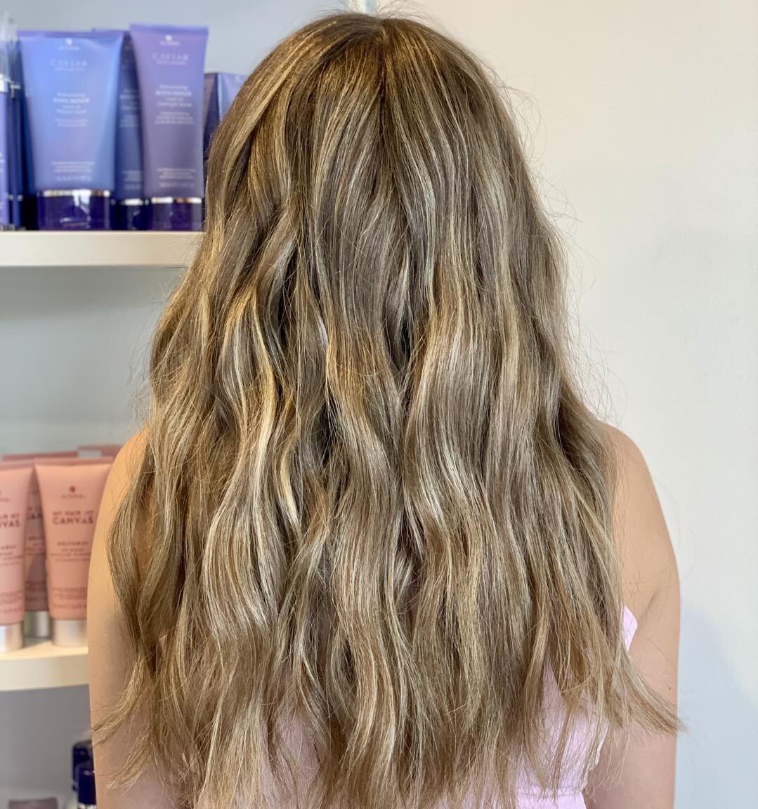 Love love loving this balayage Michael created! First time colouring for our gorgeous client 💐

#balayagehighlights #baylyage #baylyagedhair #balayageombre #baylyagehighlights #hairdresser #morrinsville #ghd #curls #ghdcurls #redken #schwarzkopf #sc