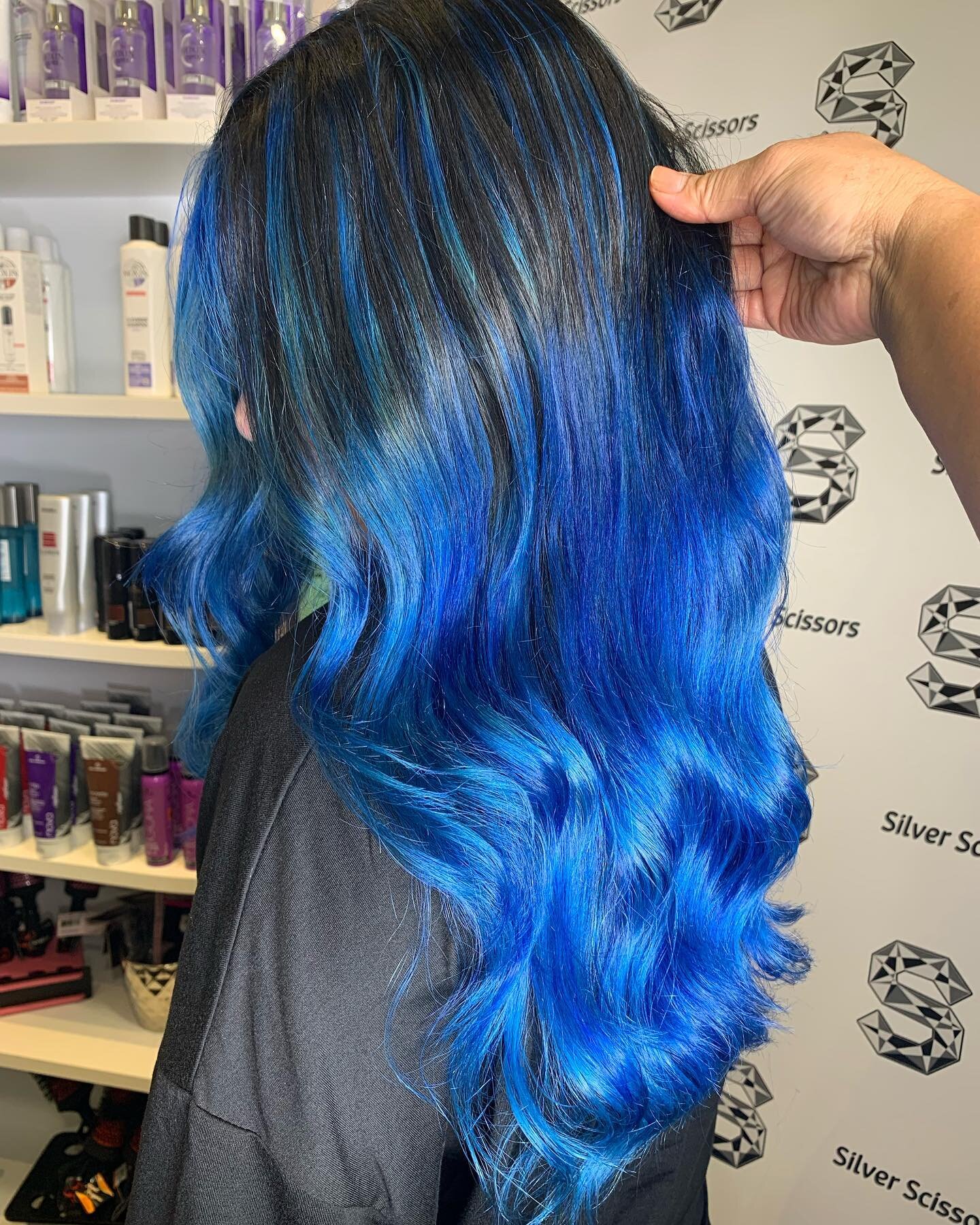 Chefs kiss 👌
Michael refreshed this blue for our beautiful client! 🫐🐬🐳💧🌊

#ghd #bluehairdontcare #hairtransformation #schwarzkopf #redken #silverscissorssalon