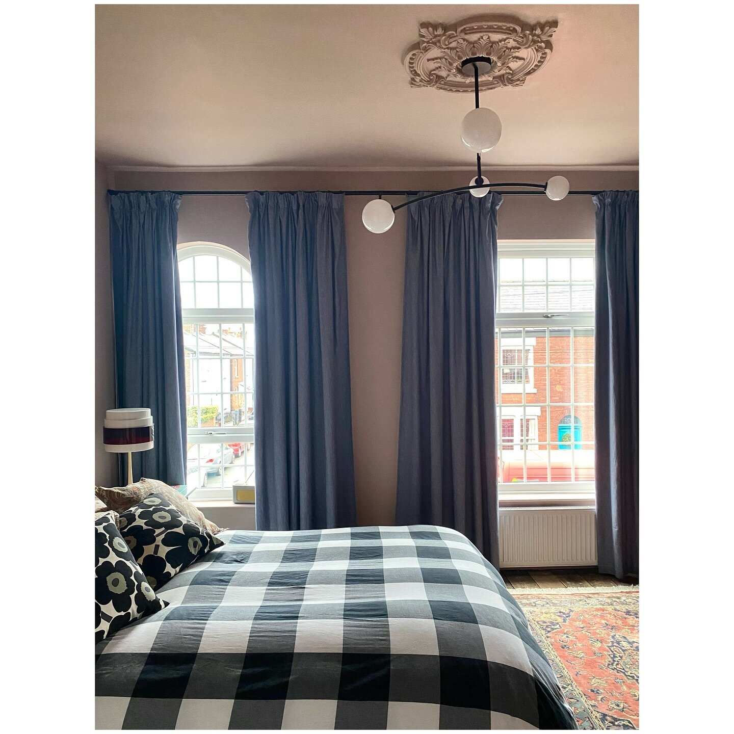 We achieved a lot last year, and (almost!) ready to&hellip; carry on with the list! Work a bit, save a bit, spend a bit, repeat 🙏🏻

Current bedroom status // new curtain pole ✔️ new curtains ✔️ new ceiling rose ✔️ new light fitting ✔️ We&rsquo;re g