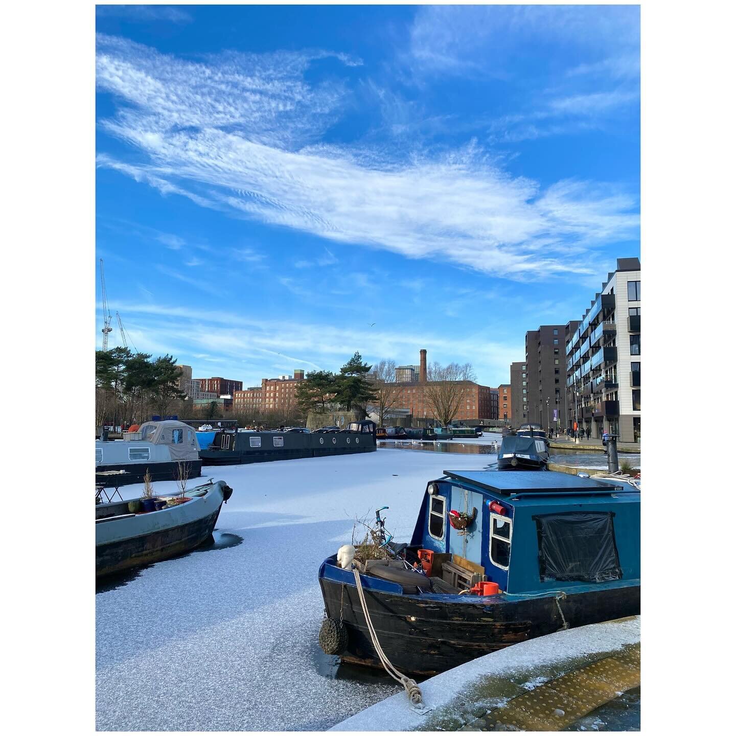 Manchester looking FRESH&hellip;
- the frozen water of New Islington Marina, &amp; Ancoats
.
.
.
.
.
#manchester #manchestergram #manchesterphotography #manchesterlife #newislington #newislingtonmarina #birthdayweekend #frozenwater #canalboats #archi