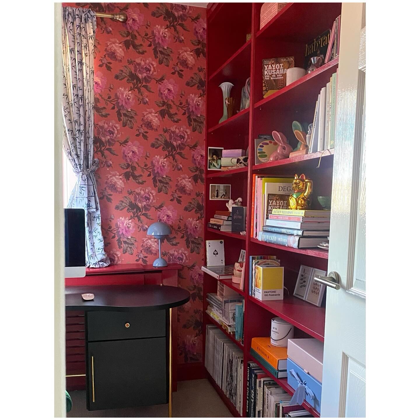 My version of the &lsquo;unexpected red theory&rsquo; &hellip;Paint it all red &hearts;️❤️❤️&zwj;🔥 - other colours also available.
.
.
.
.
.
#youdoyou #unexpectedredtheory #paintitred #redinterior #redoffice #myhomeoffice #homeoffice #wfh #wfhlife #