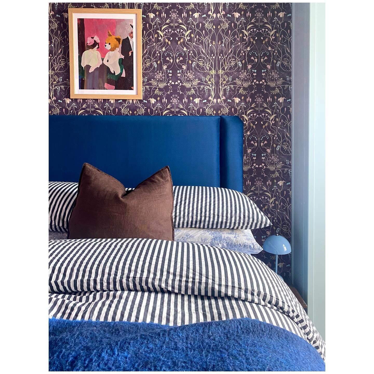 An actual bed in the guest bedroom 💙
.
.
.
#bedroomdecor #guestbedroomdecor #wallpaperlove #bluebed #interiorstyling #interiorstylist #interiordesign #victorianterrace #victorianhouserenovation #myvictorianhouselove #periodproperty #printandpattern 