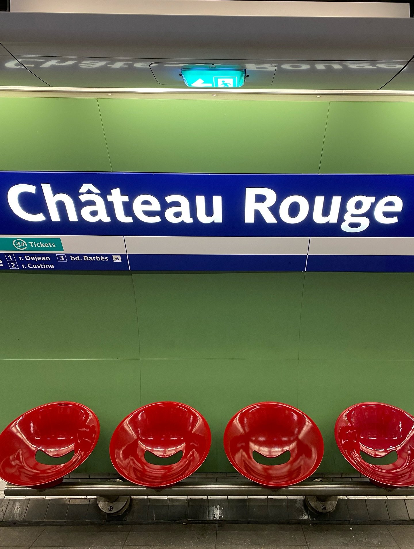 RED THREAD &hearts;️// 
Another colour obsession collected in snaps from home and on my travels 
- Chateaux Rouge Metro - Paris 
- cute accents @lafontainedemars - Paris 
- sleek + cool @thestandardlondon 
- the perfect Italian restaurant aesthetic- 