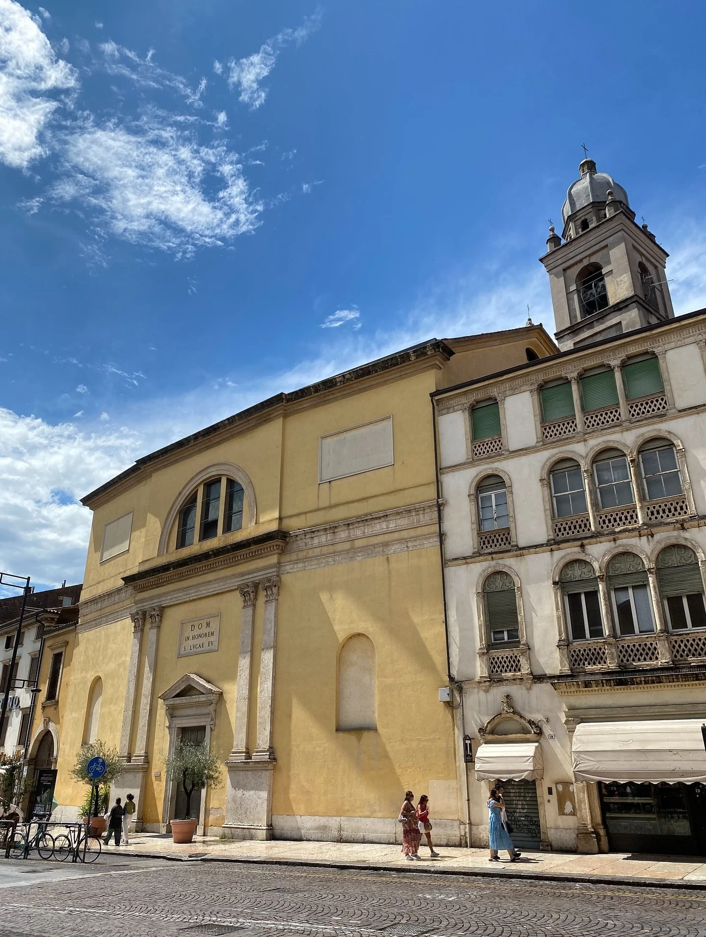 VERONA DAY 1 // 
All trips to Italy are colourful and inspirational in equal measure, but this one was particularly special as it was to mark mums 80th year, and as fate would have it, her absolute favourite classical singer/obsession (!) Jonas Kauff