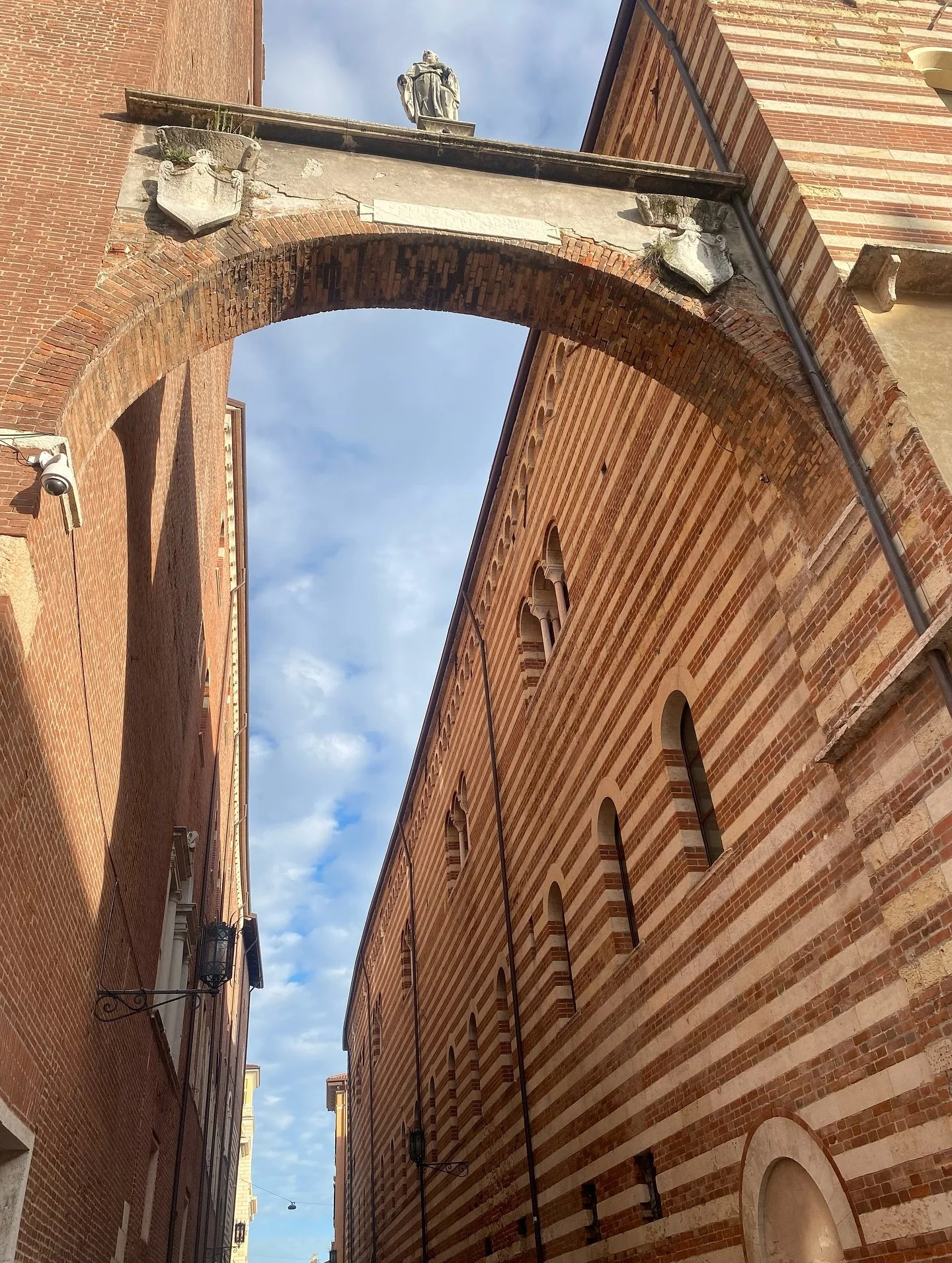 VERONA DAY 3//
A day of casual sightseeing after a lovely lie in. We headed into the old town in the direction of Basilica Saint Anastasia, via Corso Sain&rsquo;Anaatasia, a gorgeous street lined with artisanal shops that leads to the cathedral. 

Th