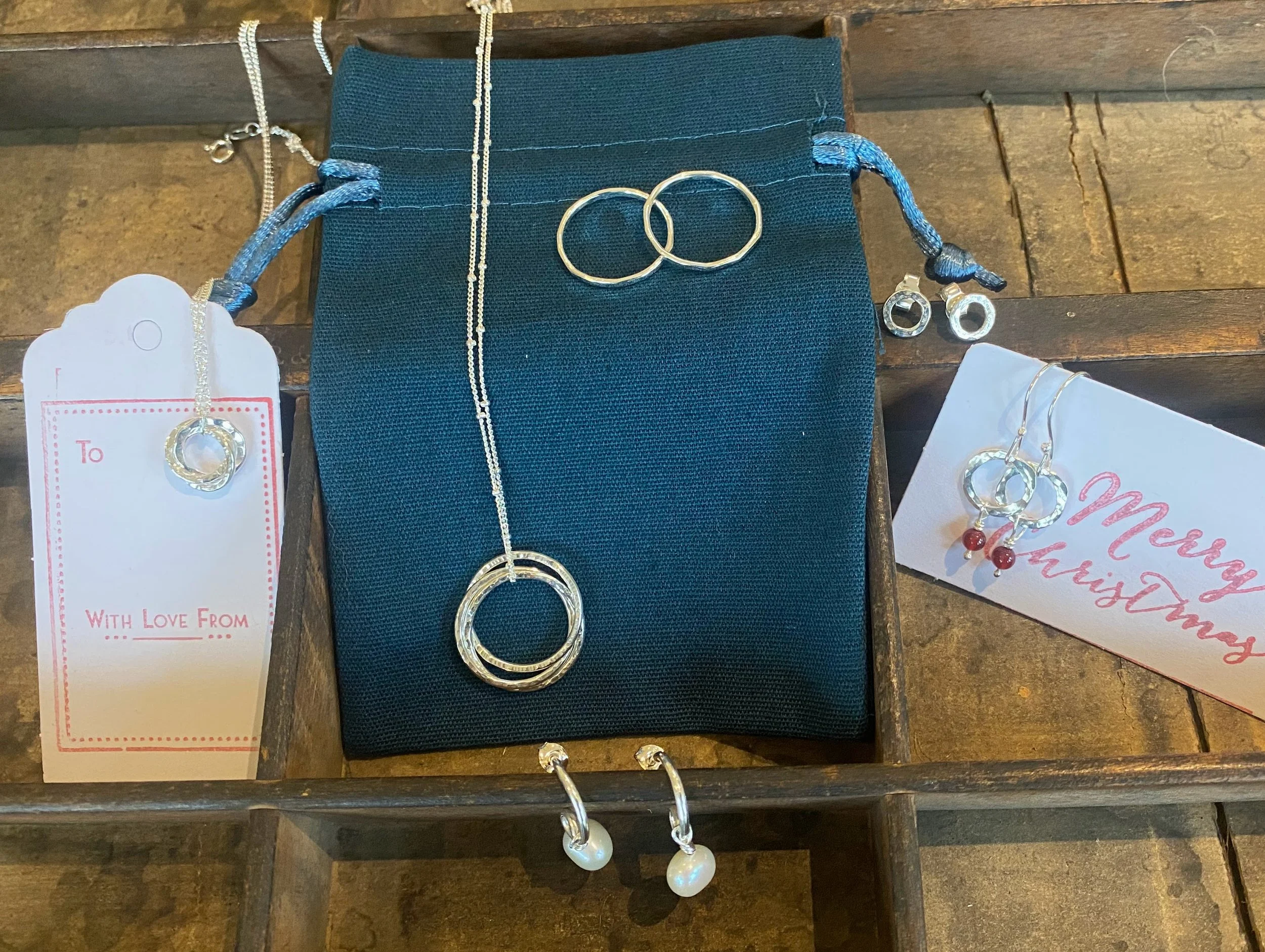 Pendant with interlocking rings