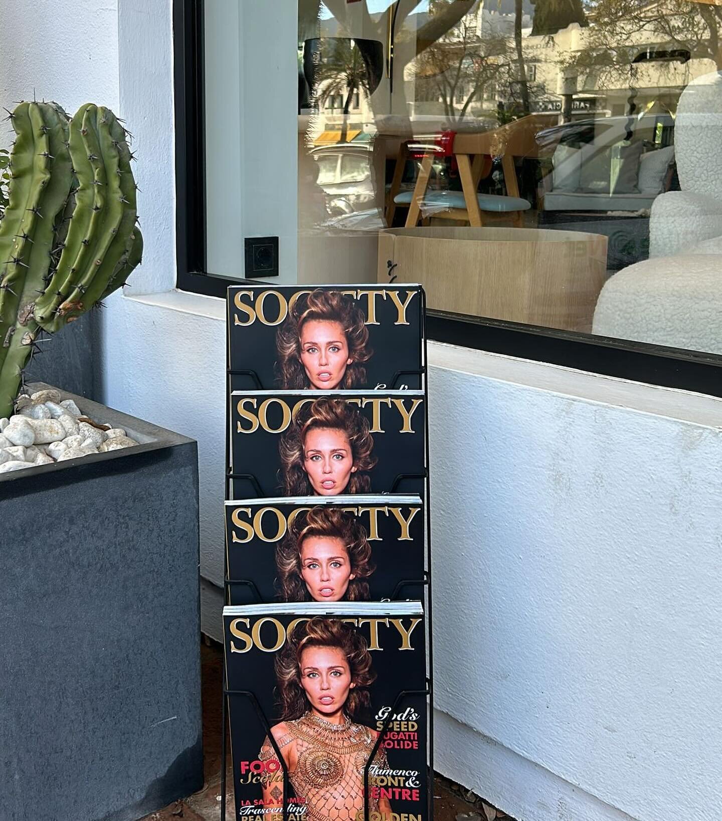 Pick up your copy of Golden Miley on the Golden Mile or at any of our multiple bespoke magazine racks! ⭐️ #HelloApril #MileyCyrus #MarbellaMagazine #MarbellaLifestyle