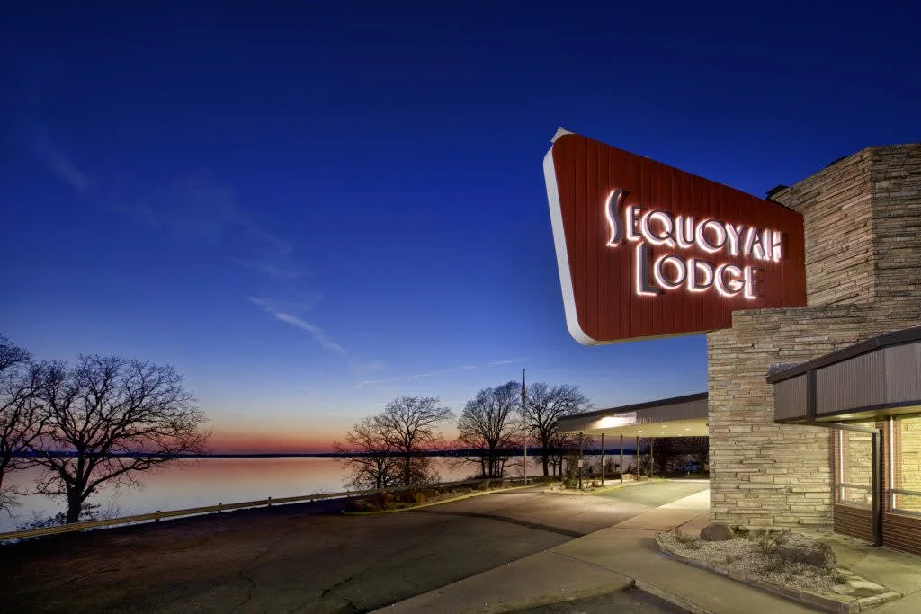 Sequoyah State Park Lodge.jpg