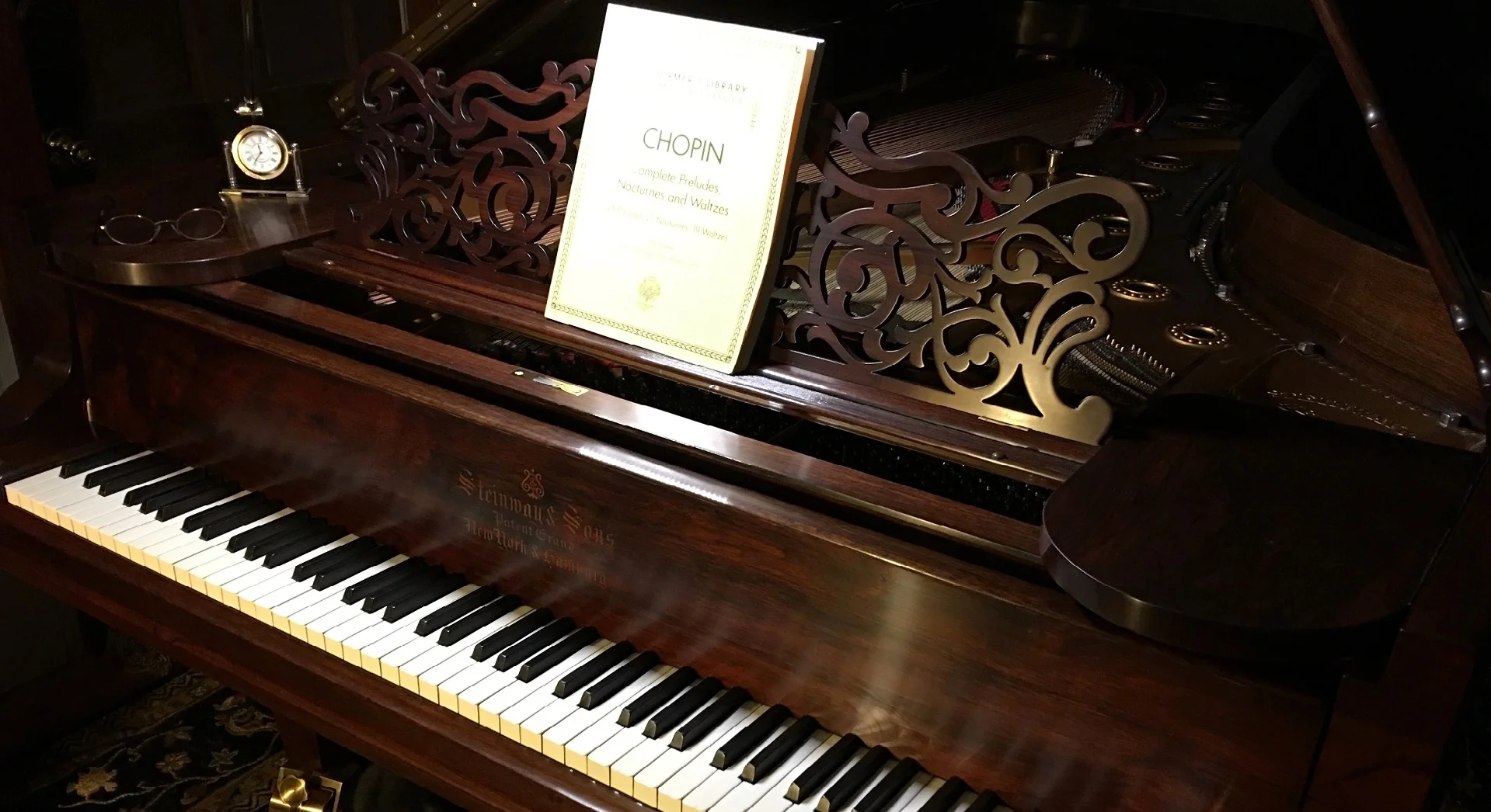 HamburgD_Wallpaper 1900x1600.jpg