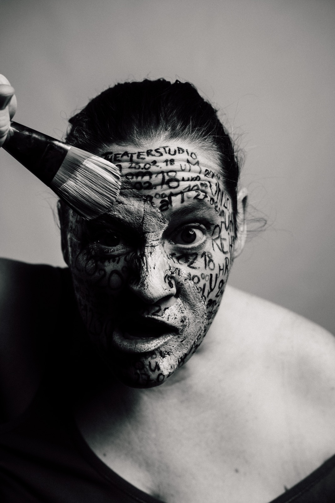 Danke an Nathaly Ebner für die geniale Schminke und an Benni Troi für das Kunstfoto - entstanden im Rahmen der Ausstellung zur Aufführung “Wechselhaft mit Aussicht auf Besserung” des TheaterStudio Freitag 2018.