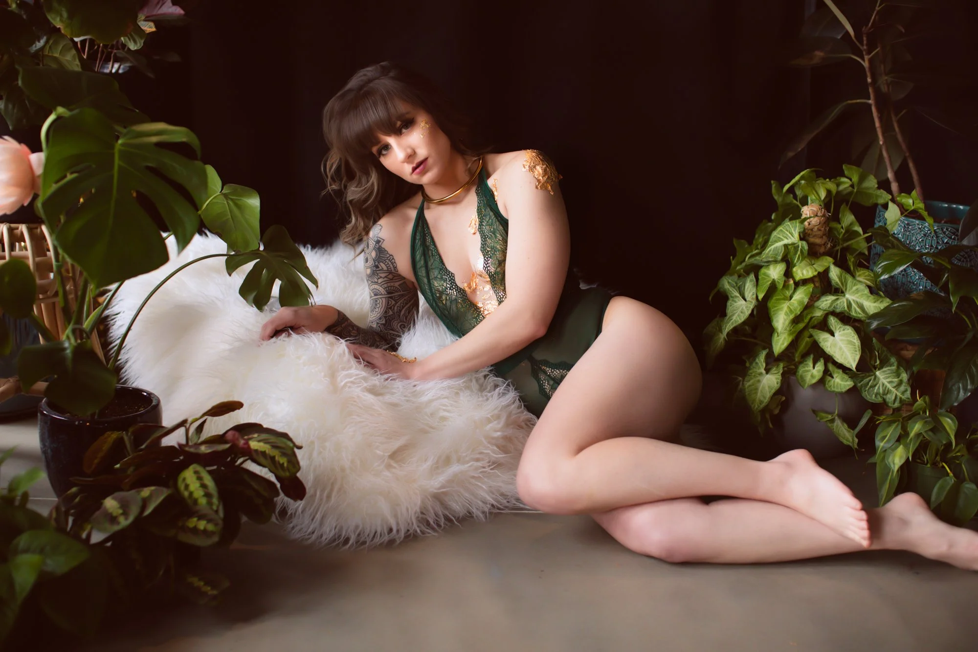 Women boudoir in gold foil