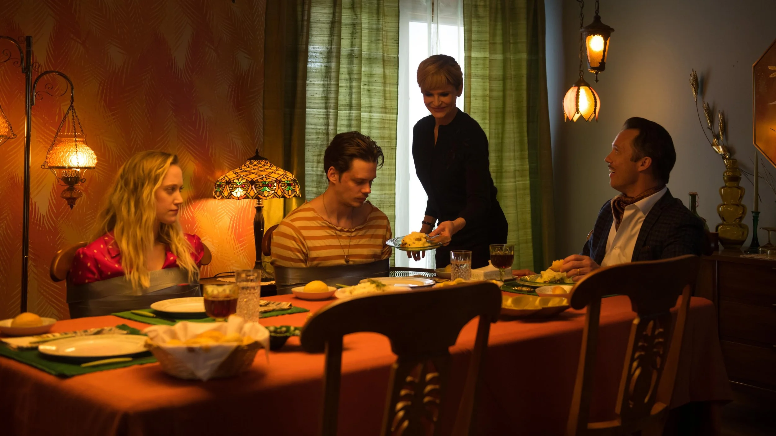 villains-bill-skarsgard-maika-monroe.jpg
