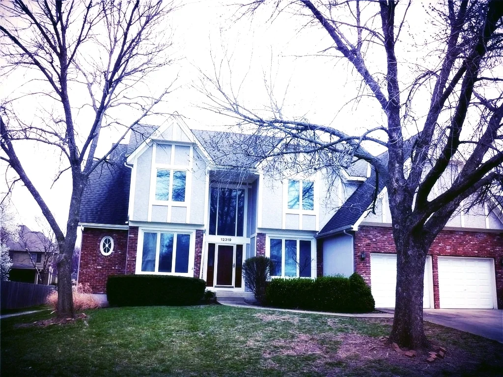 12319 Ash Ln., Overland Park, KS 66209