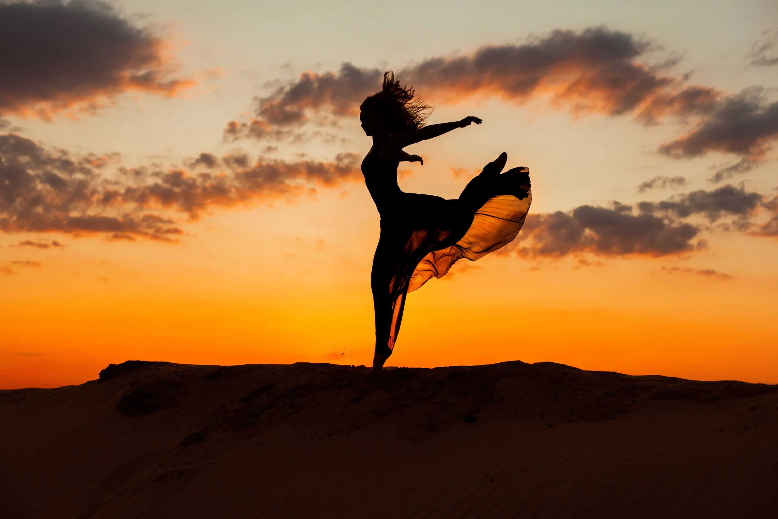 Woman-is-running-at-sunset.-856887978_5616x3744.jpeg