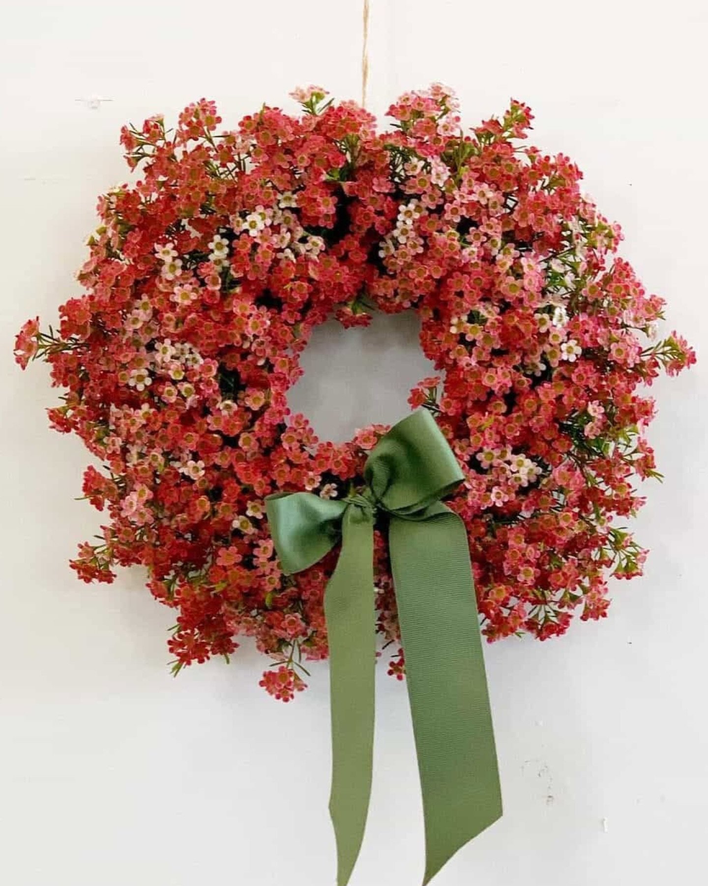 Follow the scents of florals and pine in the air this Thursday as @the.plantmarket pops up at @midtown.centre with our resident wreath maker @alomfloralstudio 🌲

The florist with the most-est will be bringing their beautiful florals to the market al