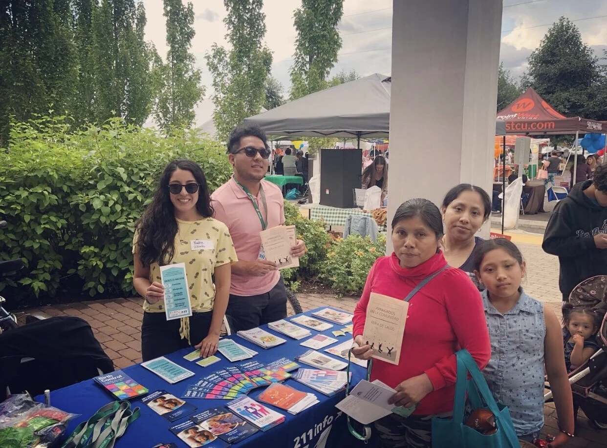 nuestros especialistas de cuidado de niños y salud materna con participantes en la Feria de Salud y Recursos del Centro de Salud Virginia García | 211info MCH and Child Care Outreach staff with participants at the Virginia Garcia Health and Resource Fair.