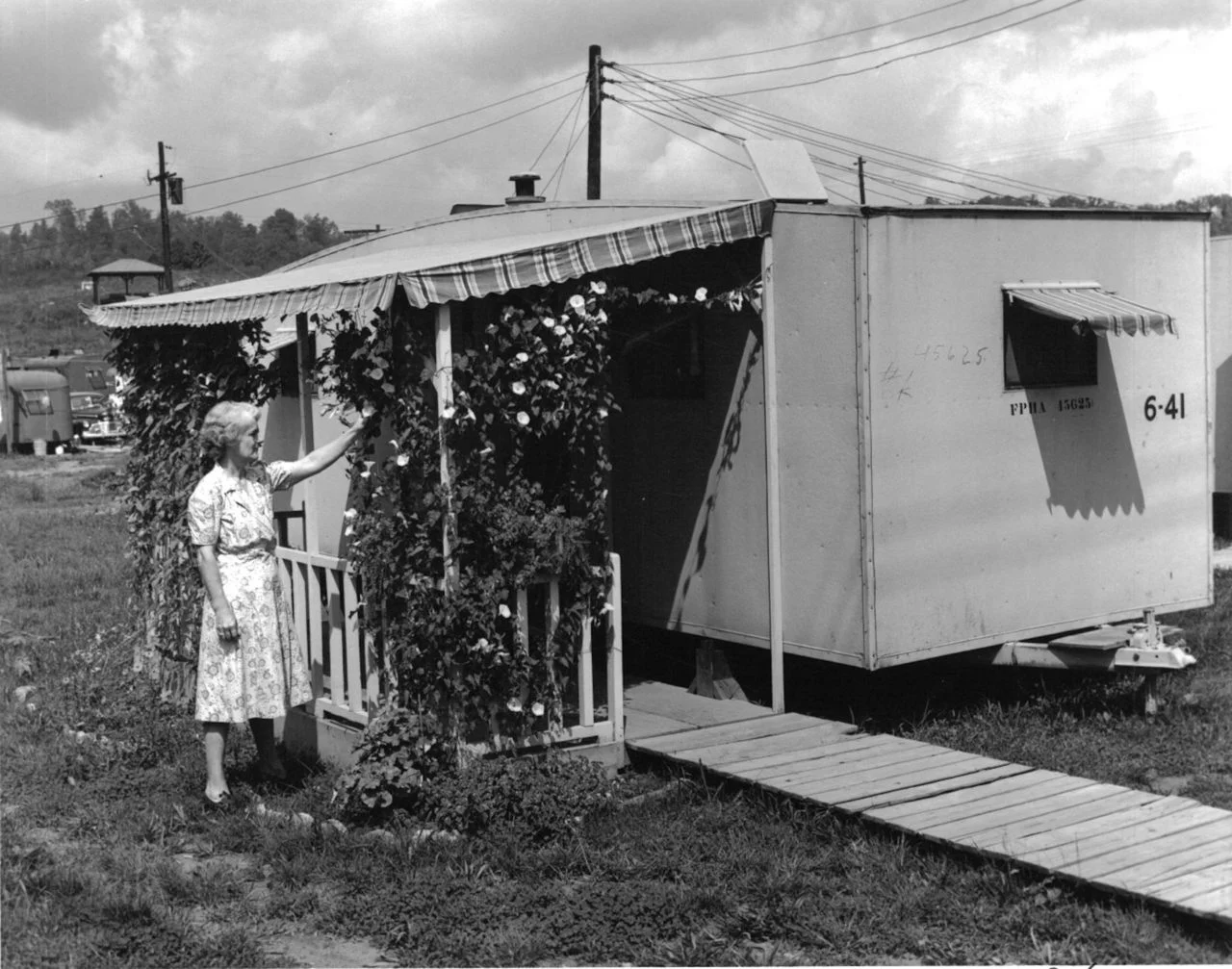 7--Trailer with decorative trellis, Oak Ridge_preview 2.jpg