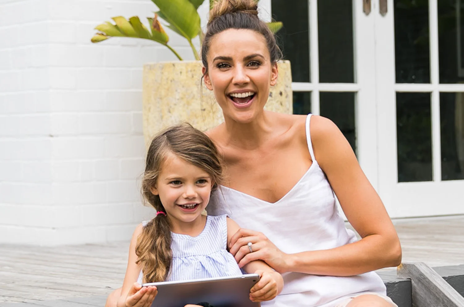 RACHAEL FINCH ON MUM SHAMING, FUSSY EATERS AND HER GO-TO BEAUTY BUYS