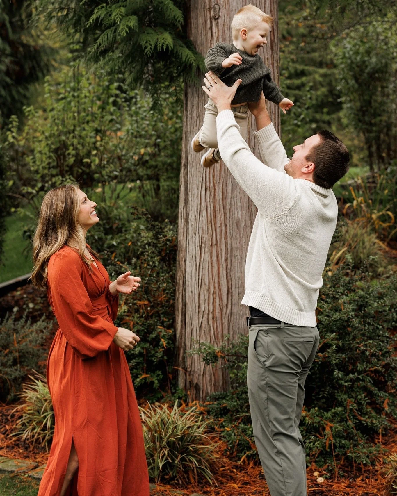 Another amazing family session in the books! Swipe to see some unexpected photoshoot guests 👀

If you&rsquo;re thinking of updating your family photos, this time of year is always a fun opportunity to do so! Reach out for upcoming winter sessions!