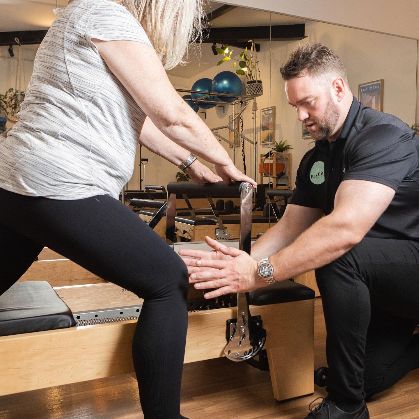 Our Senior Osteopath Clint keeping a watchful eye on knee positioning. One of the faulty movement patterns that occurs often in patients with knee pain is medial deviation - in other words where the knee drifts inwards due to weakness of the quad mus