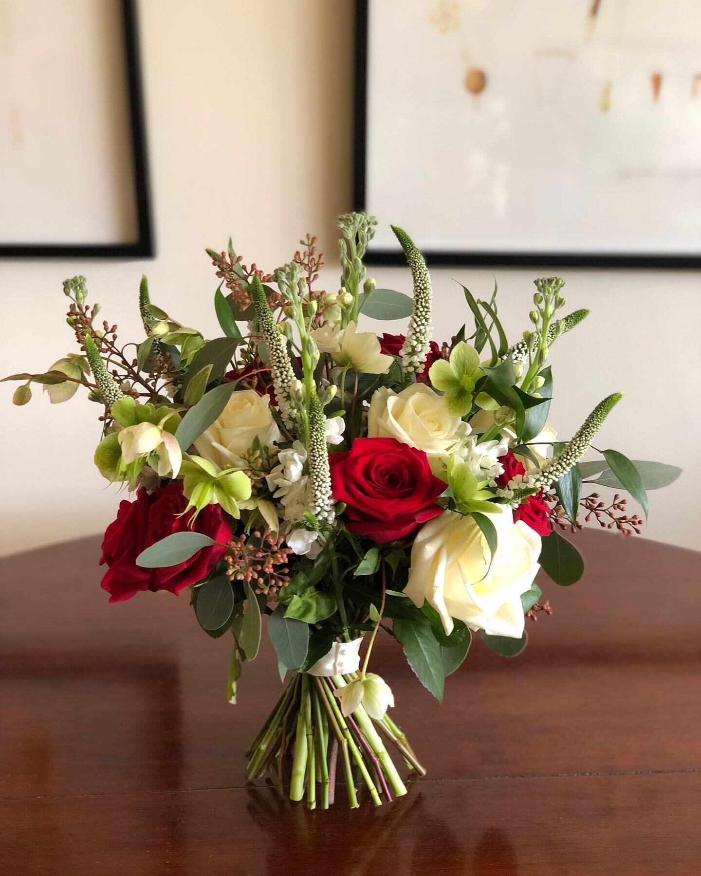 Red &amp; white Roses featuring gorgeous green Hellebores for Cassie on the weekend @charlecotetph - congratulations both🥂 .
.
.
#jh_floraldesign #stratforduponavon #wreaths #florist #flowers #flowersinstagram #floraldesign #weddingflowers #instaflo