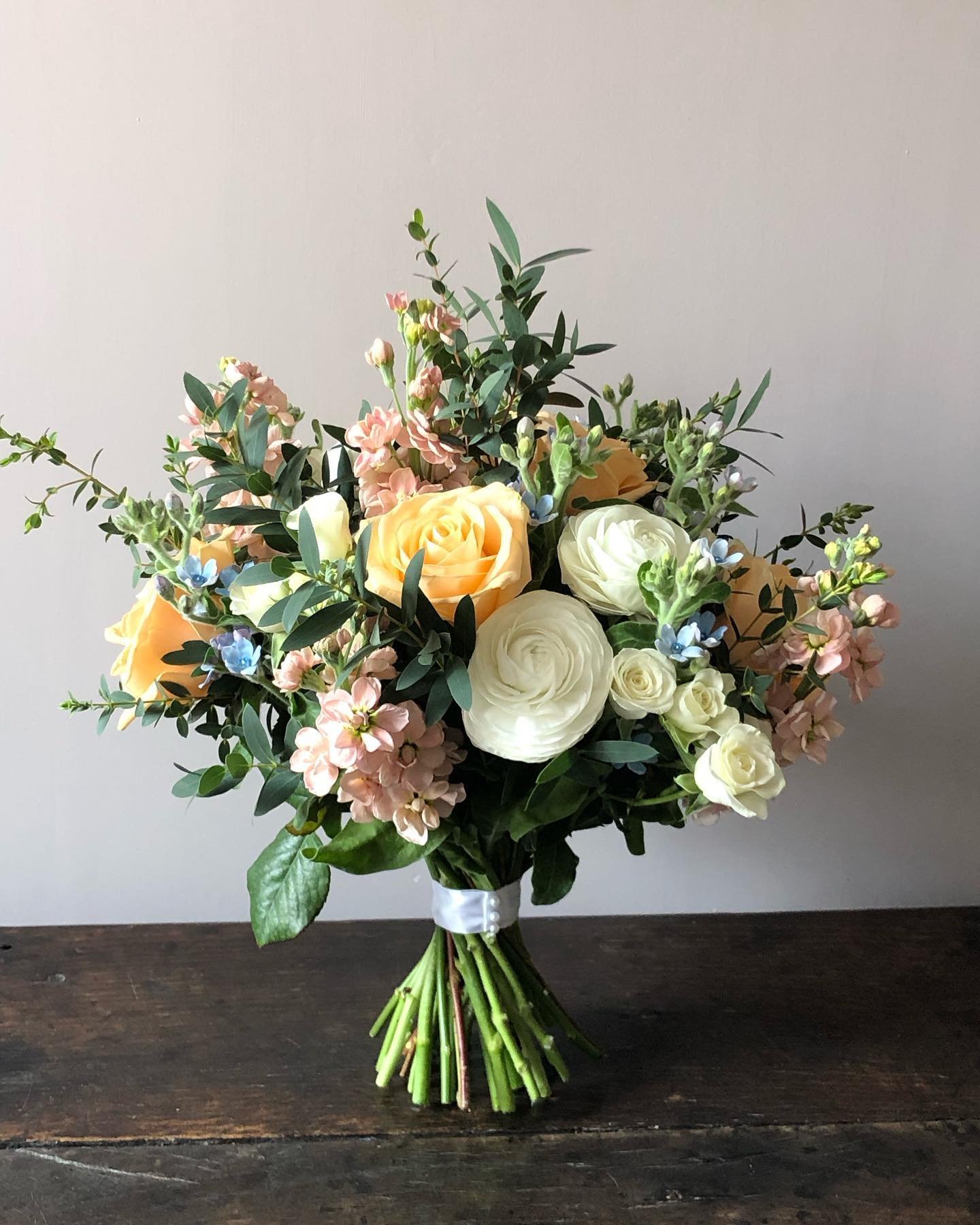 For Charlotte @warwick_house today, featuring the most stunning apricot Stocks. And what a beautiful day for a Spring wedding - many congratulations both 🥂 .
.
.
#jh_floraldesign #stratforduponavon #wreaths #florist #flowers #flowersinstagram #flora