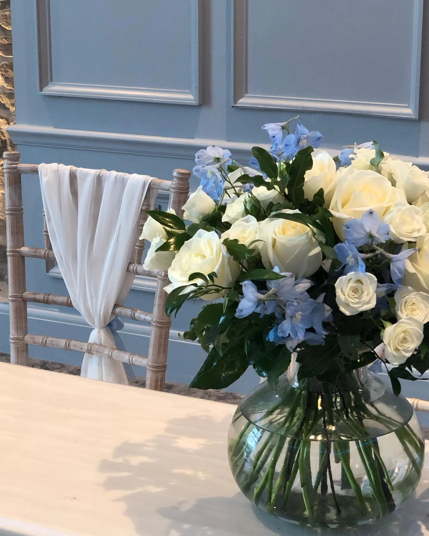 Fresh whites &amp; blues that complemented the decor at the beautiful venue of @devere_hotels - Cotswold Water Park perfectly for Rebecca last weekend. It was a joy to work with you Becca, I hope you both had a wonderful day 🥂 .
.
.
#jh_floraldesign