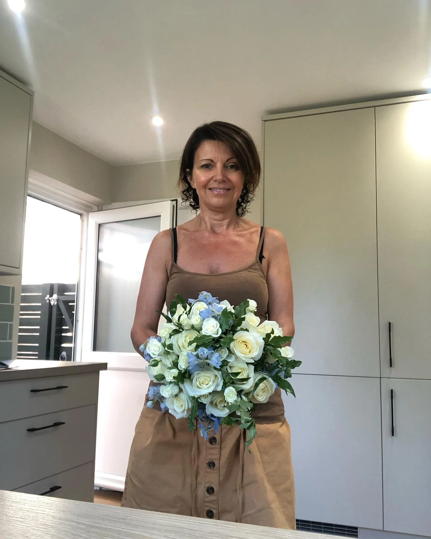 More heatwave Bridal Bouquets! This beauty was created for the lovely Becca @deverecotswoldwaterpark 🥂 .
.
.
#jh_floraldesign #florist #stratfordflorist #shoplocal #smalllocalbusiness #flowers #bouquets #weddingflorist #forestofdean #supportlocal #c