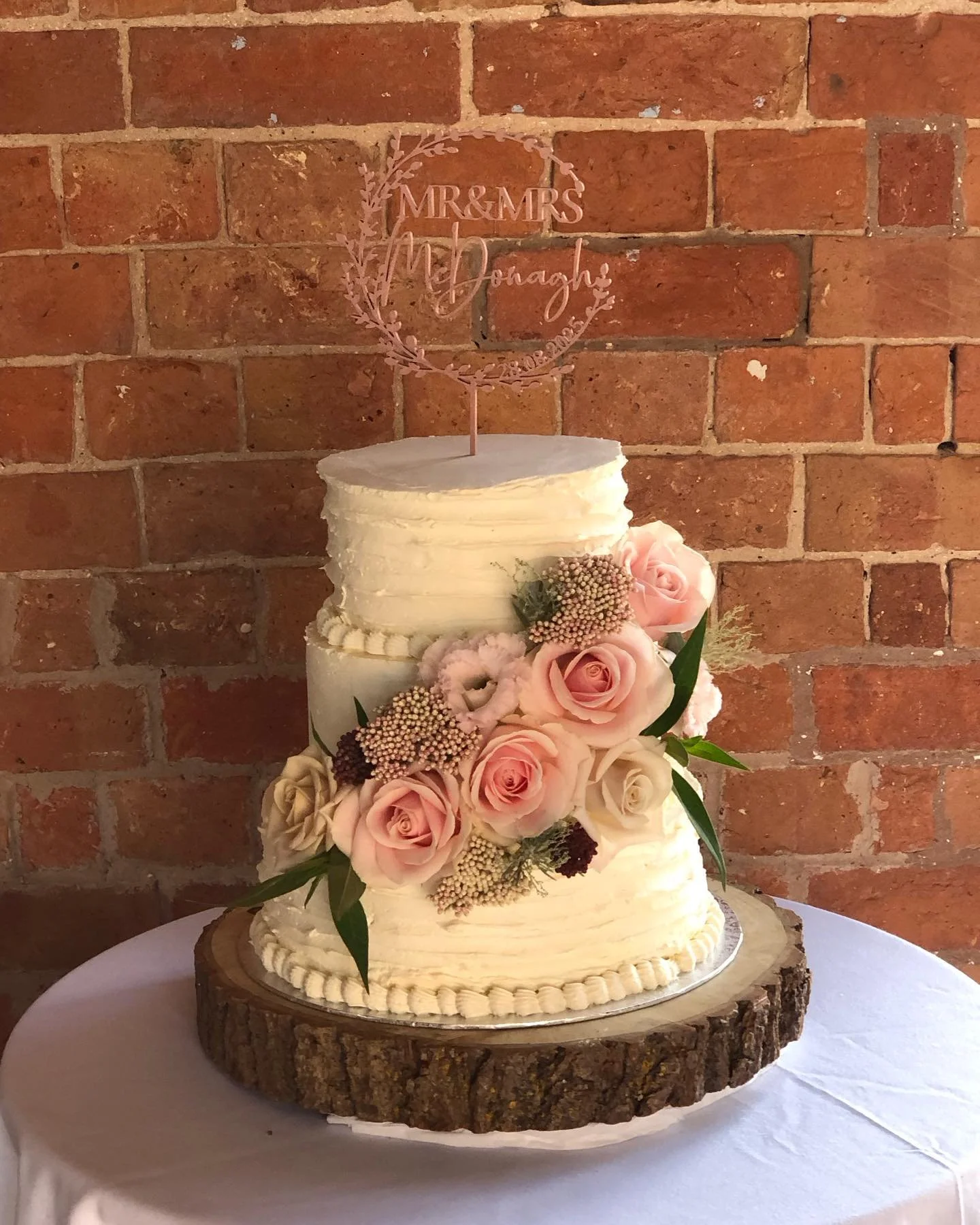 It was fun to dress this cake with flowers to match Alexandra&rsquo;s bouquets. Cake made by Alexandra&rsquo;s very talented Aunt, a lovely personal touch to a wedding 🎂 .
.
.
#jh_floraldesign #florist #shoplocal #smalllocalbusiness #flowers #bouque