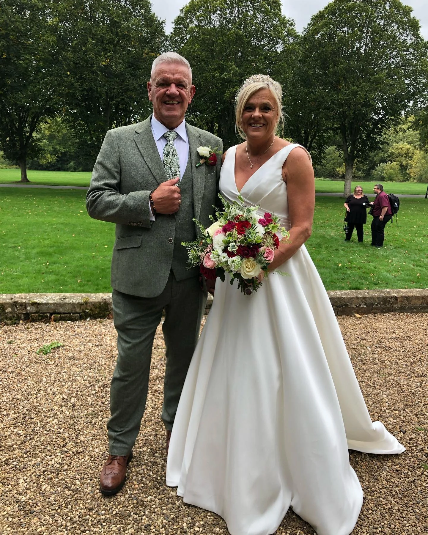 Such a pleasure to create the florals for the lovely Karon &amp; Simon on the weekend  @mercurewarwickshirewaltonhall - congratulations both, it was a joy to work with you both 🥂
.
.
#jh_floraldesign #florist #shoplocal #smalllocalbusiness #flowers 