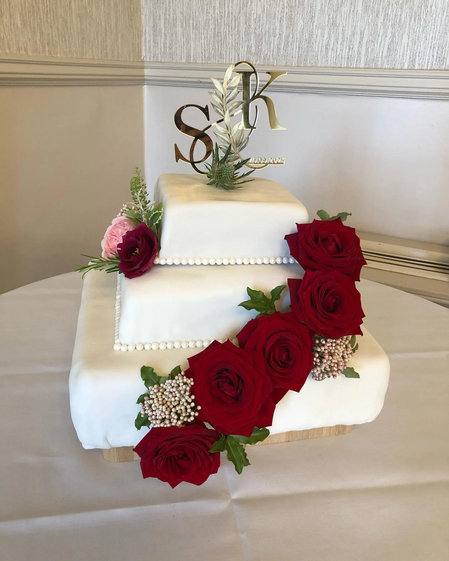 How many Grooms make their own wedding cake&hellip;? Answers on a postcard please 🌹 
.
.
.
#jh_floraldesign #smalllocalbusiness #stratfordflorist #florist #flowers #weddingcake #buttonholes #supportlocal #weddingflorist #stratforduponavon #forestofd