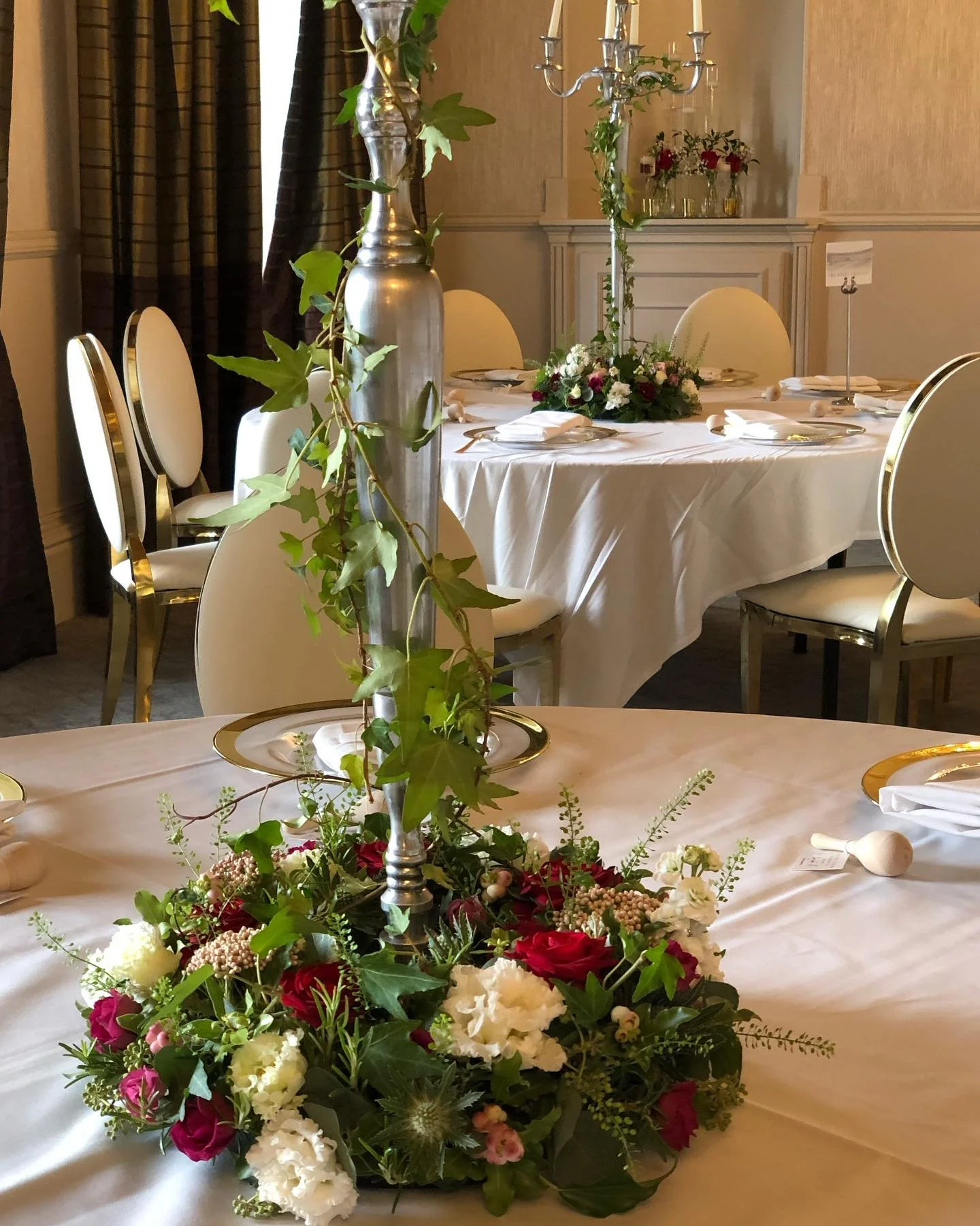 Dressing the candelabras for Karon &amp; Simon @mercurewarwickshirewaltonhall 🌹 .
.
.
#jh_floraldesign #florist #stratfordflorist #shoplocal #smalllocalbusiness #flowers #bouquets #weddingflorist #forestofdean #supportlocal #gloucestershire #warwick