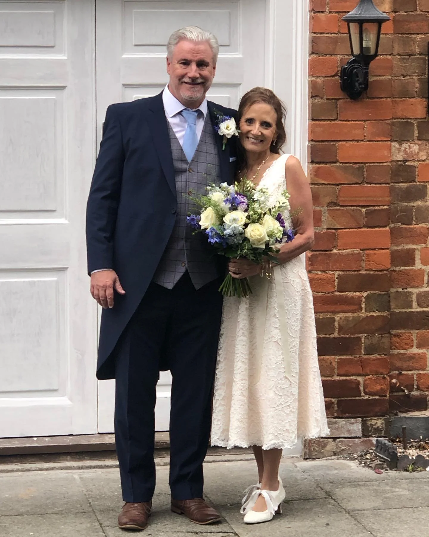 Had the best week creating florals for Bill &amp; Annalise, and what a lovely couple, it was so much fun! And the team @alvestonmanorspa and @spinspinsugarcakes were a dream to work with, thank you! And congratulations to you both 🥂 .
.
.
#jh_floral