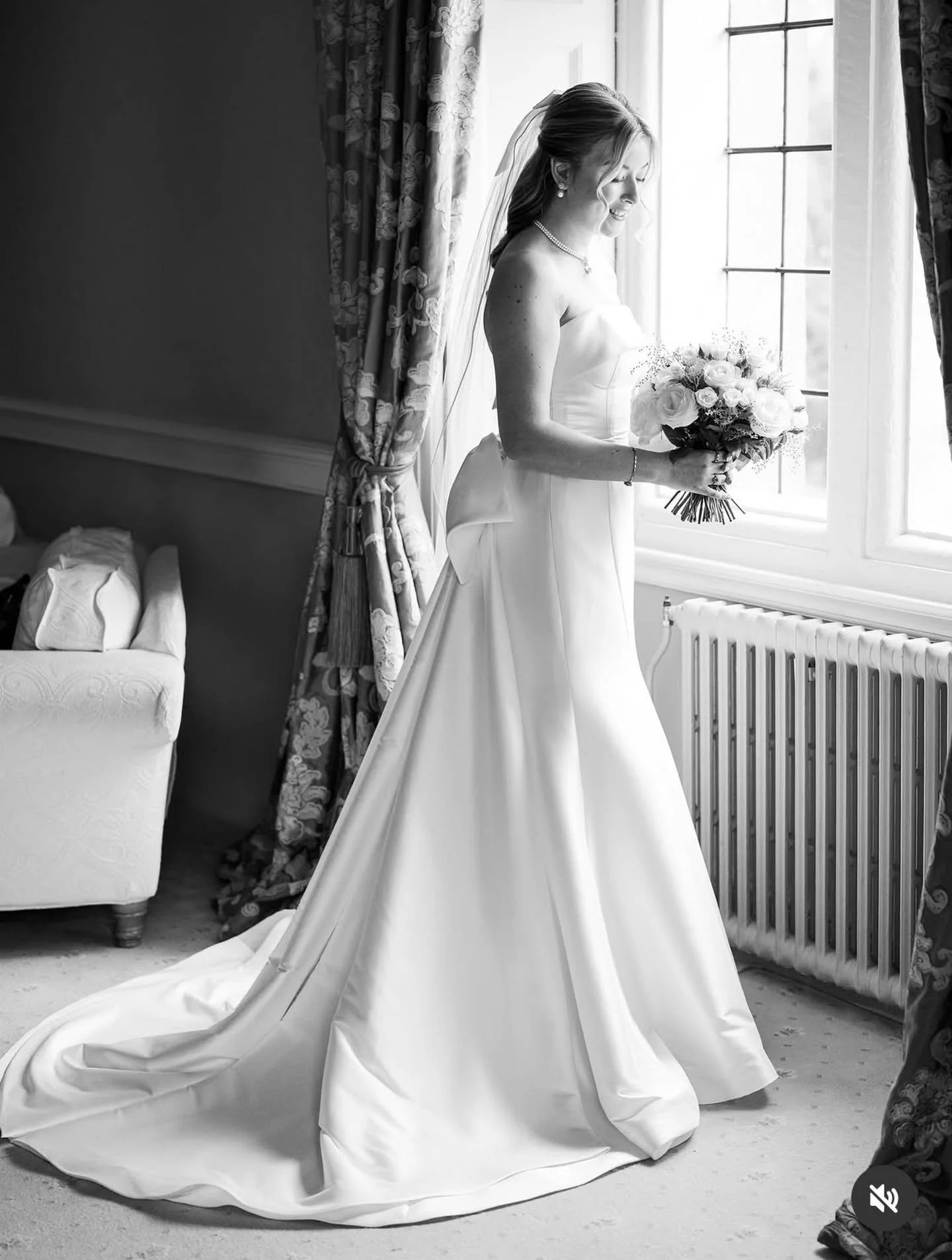 The gorgeous @jubbriggs and her bouquet @clearwellcastle on Friday. Congratulations both 🥂 .
.
.
#jh_floraldesign #florist #shoplocal #smalllocalbusiness #flowers #bouquets #weddingflorist #forestofdean #supportlocal #clearwellcastle