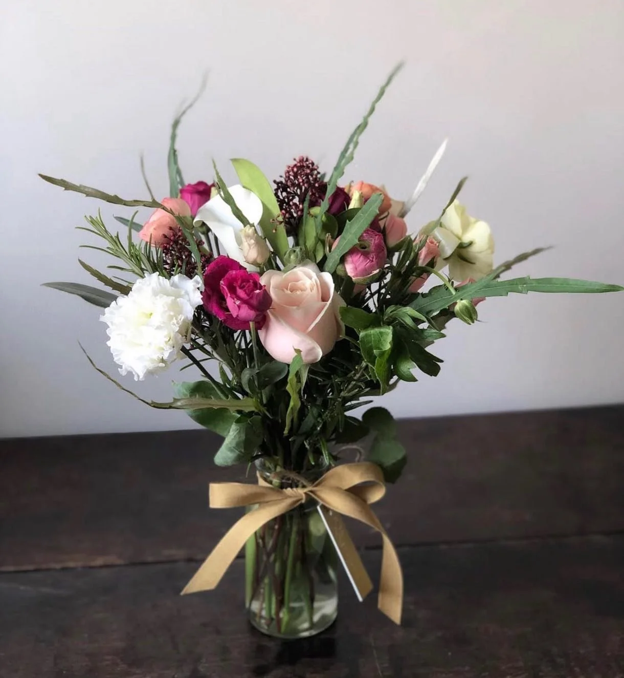 Just a reminder that Friday is the last day for ordering Christmas bouquets &amp; arrangements for delivery on 23rd December! Don&rsquo;t leave it too late🎄 .
.
.
#jh_floraldesign #florist #shoplocal #smalllocalbusiness #flowers #giftbouquets #bouqu