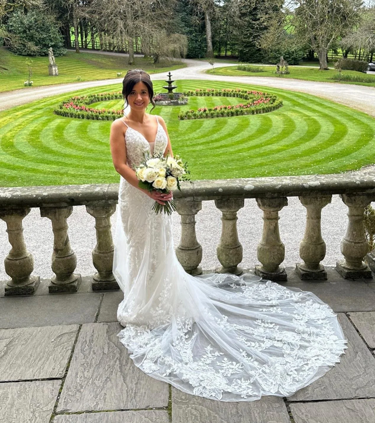 With the arrival of Spring comes the start of the 2026 wedding season. And what a beautiful photo of Natalie, her bouquet and that dress @clearwellcastle this week. Congratulations both, I hope you had an amazing day! 🥂 
.
.
.
 #weddingflorists #glo