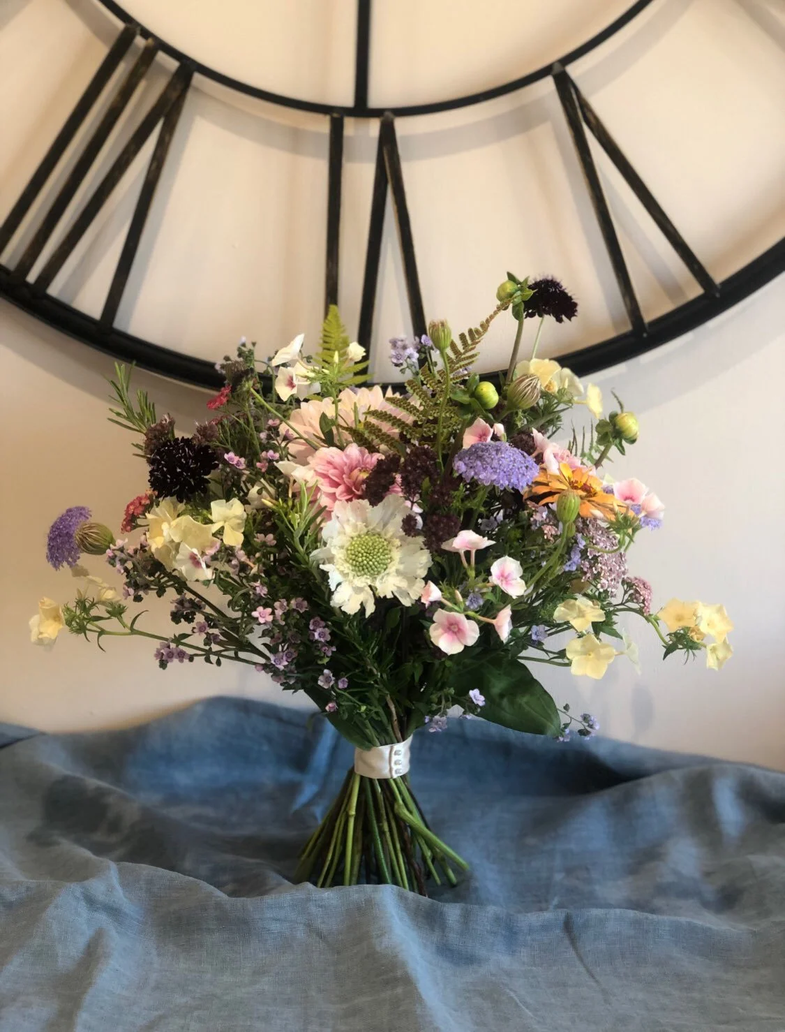 August got off to a great start with wedding florals for the lovely Isabella &amp; Henry at the beautiful venue of @cidermillbarns - Bella chose British Flowers from my Ready to Wear collection, sourced from Jules @theflowerhubatpauntley - a beautifu