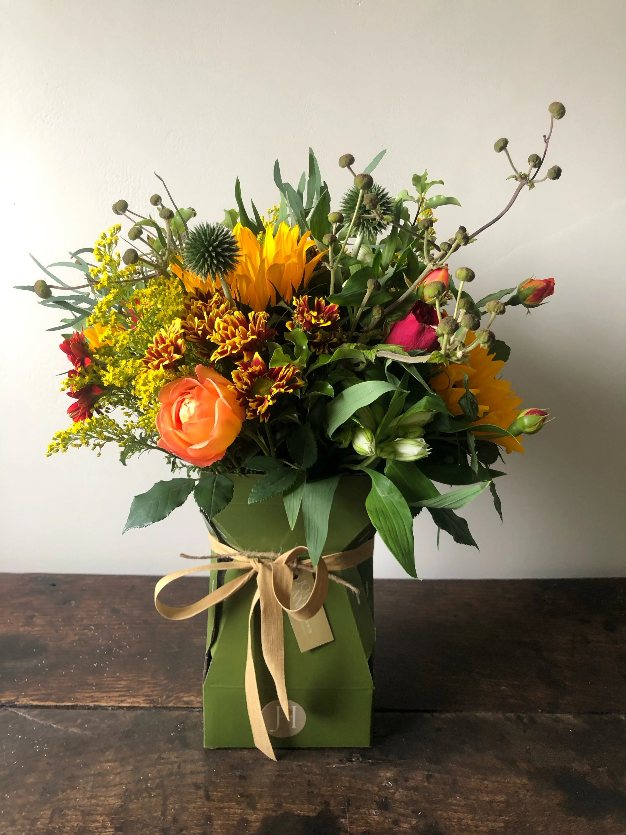 A box full of Autumn&hellip; 🍂 
.
.
.
#jh_floraldesign #warwickshire #gloucestershire #thecotswolds #autumnflowers